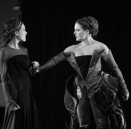 Rachel Graton  Avec Julie Le Breton dans la pièce Marie Tudor - Photo: Robert Etcheverry